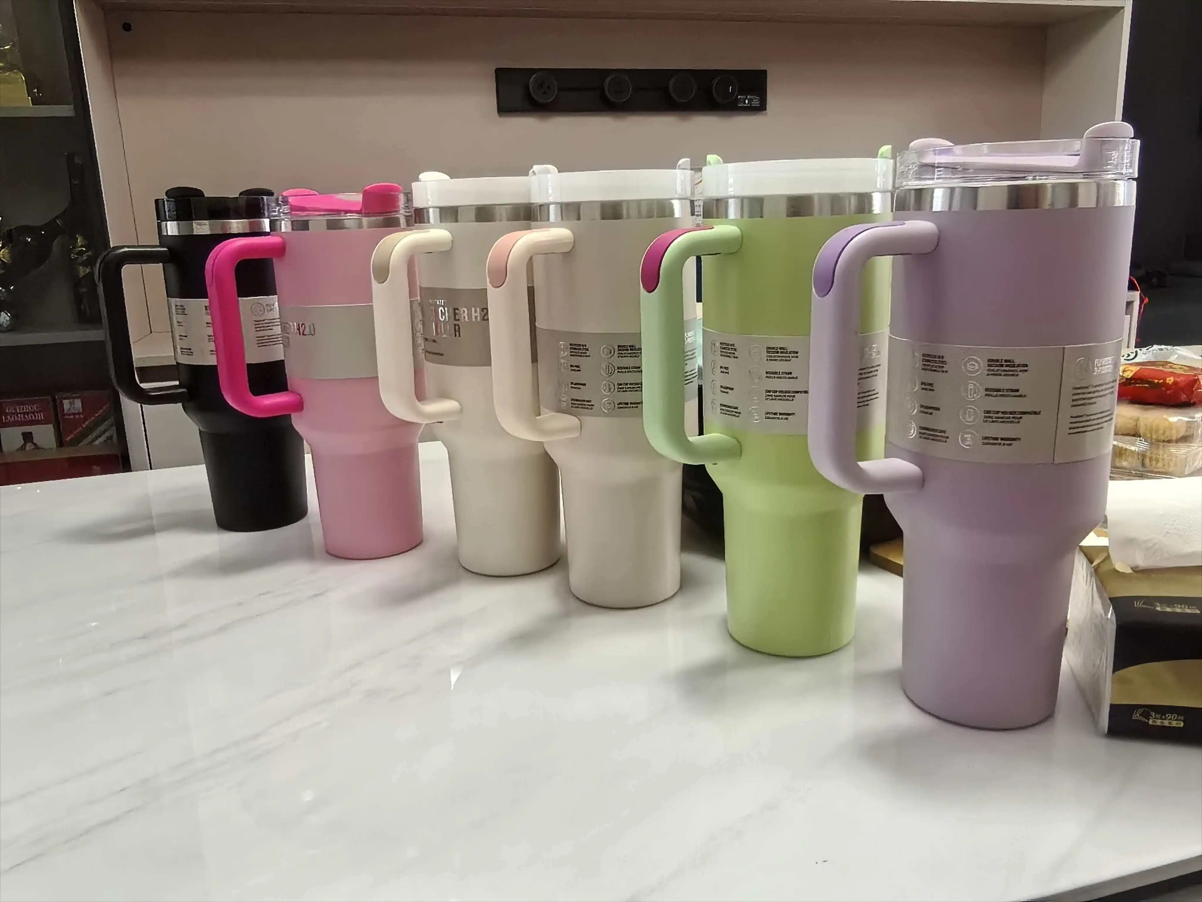 

Новый вакуумный соломенный термос на 40 унций, автомобильная спортивная бутылка для воды из нержавеющей стали, вмещающая холодные и горячие напитки.