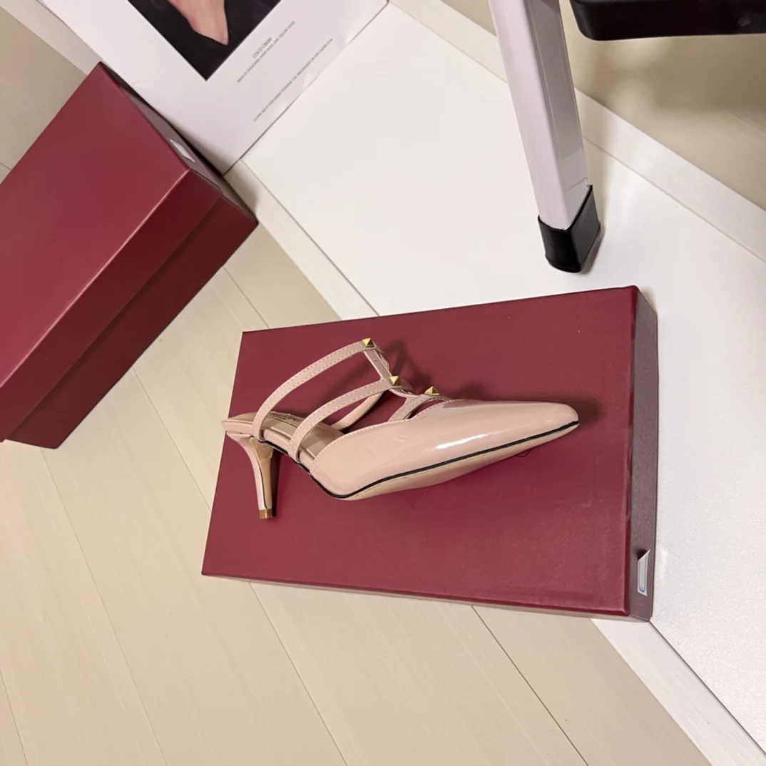 أحذية نسائية بمسامير، أحذية بكعب عالي، أحذية رفيعة ومصممة خصيصًا، تي شيرت صيفي مثير بمقدمة مدببة مع نعال فارغة من الخلف