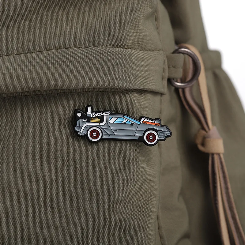 Retro Auto Emaille Pin Film Abzeichen Auf Rucksack Anstecknadeln Cartoon Broschen für Jacken Cosplay Zubehör Fans Geschenk Spielzeug