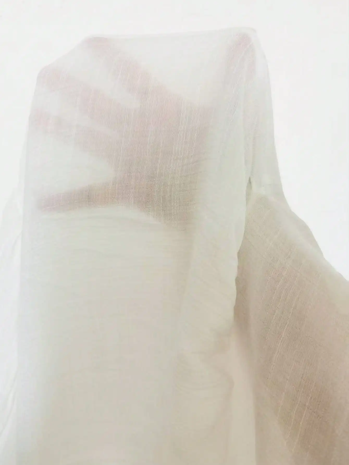 

Белый однотонный топ-бандо и широкие брюки: пляжный комплект из двух предметов