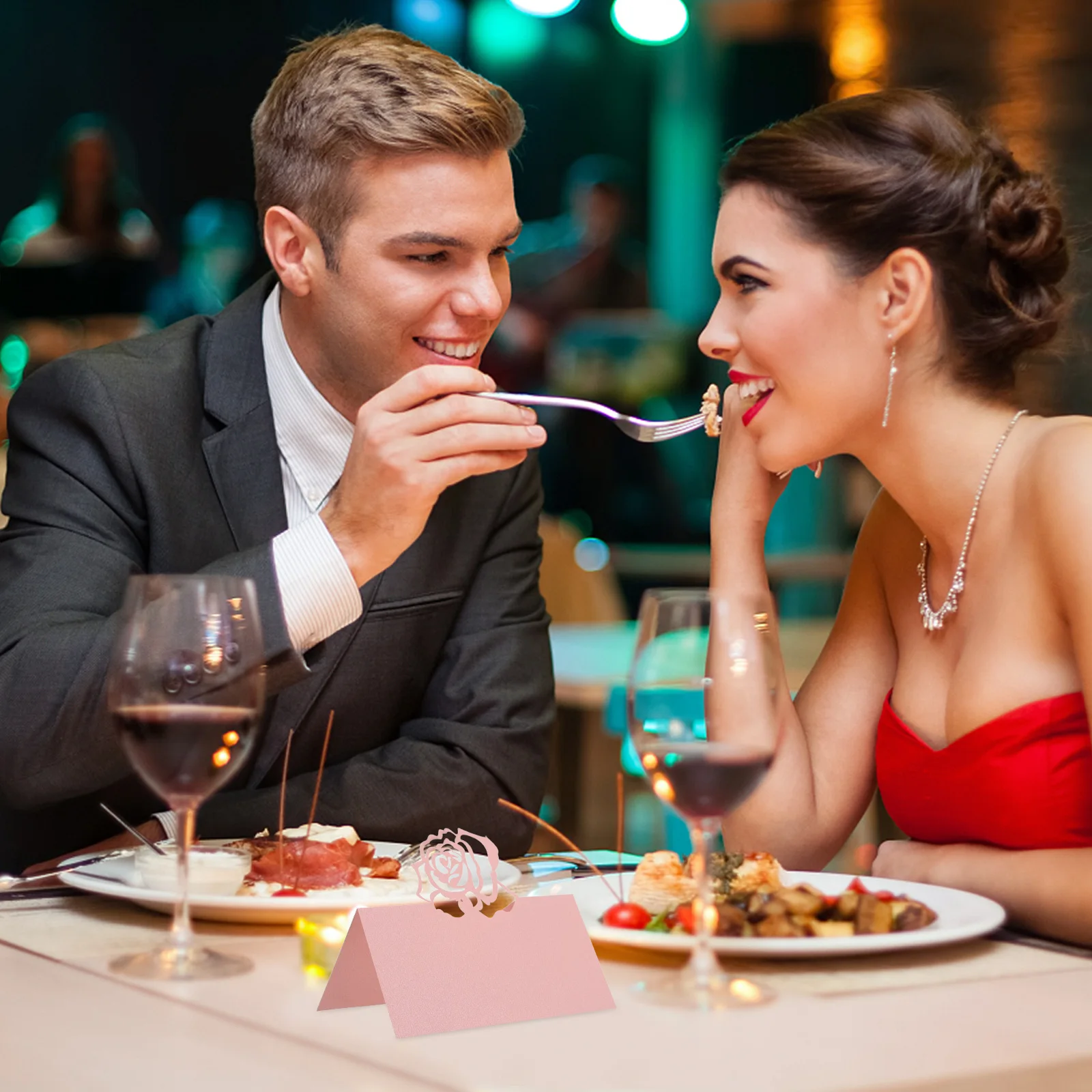 

50Pcs Rose Laser Cut Place Cards Valentine's Day Wedding Seating Cards Elegant Name Tags Table Decor Party Table Number Tents