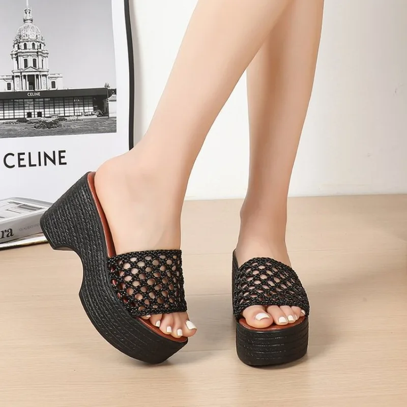 

Женские летние новые шлепанцы на танкетке больших размеров с открытым носком, на толстой нескользящей подошве, с вырезами, легкие, для улицы, на высоком каблуке, сандалии-шлепанцы