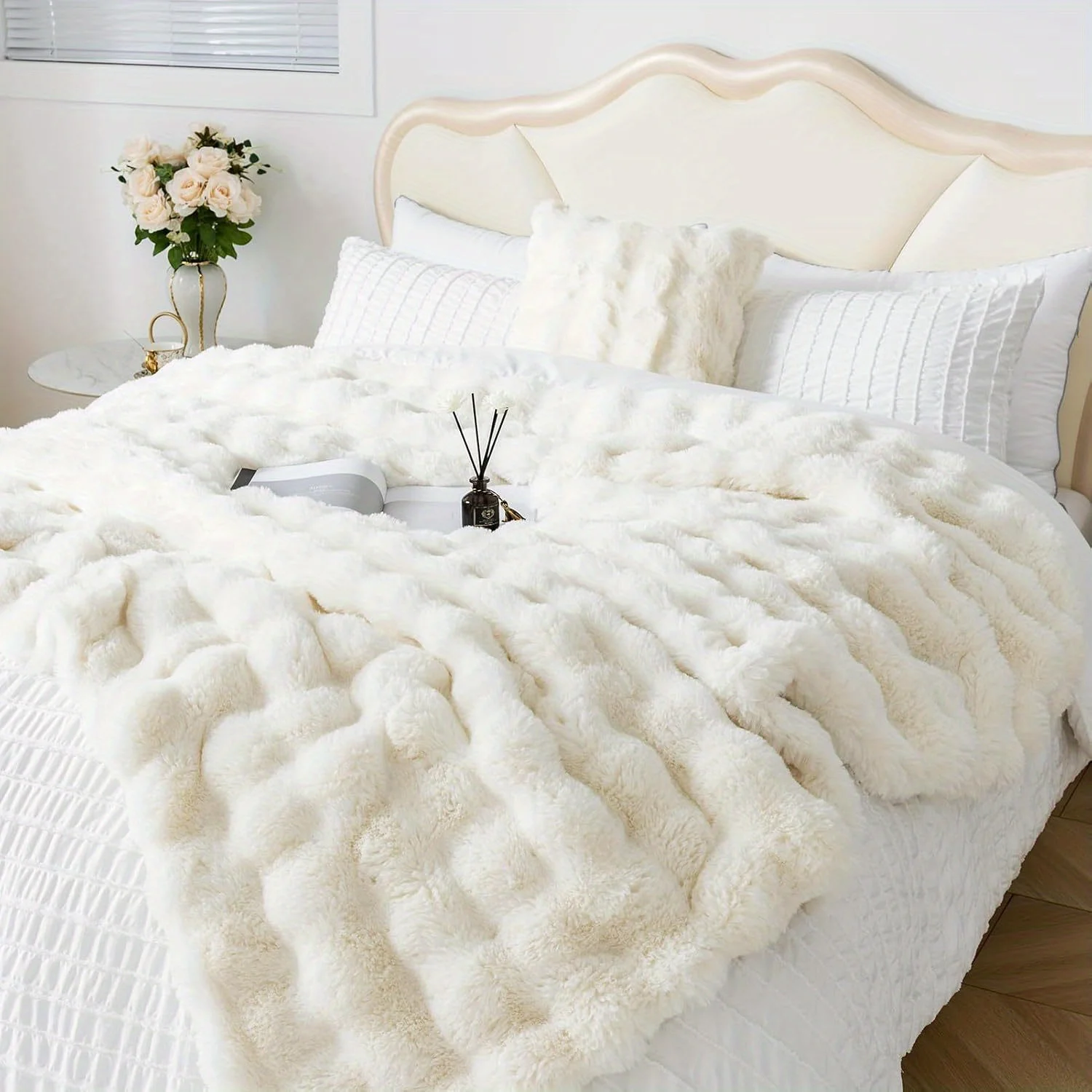 A white bubble velvet cushion is a comfortable plush decorative blanket suitable for living room floor mats or as a blanket, etc