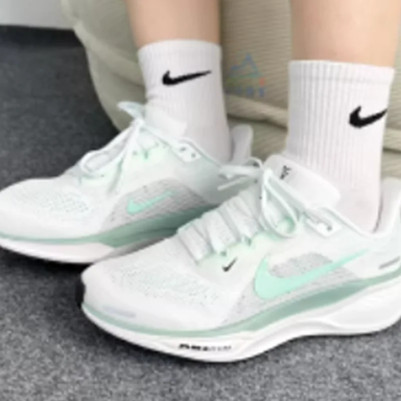 Bild 4: Nike Damen-Laufschuhe im Mid-Cut-Stil FD2723-113