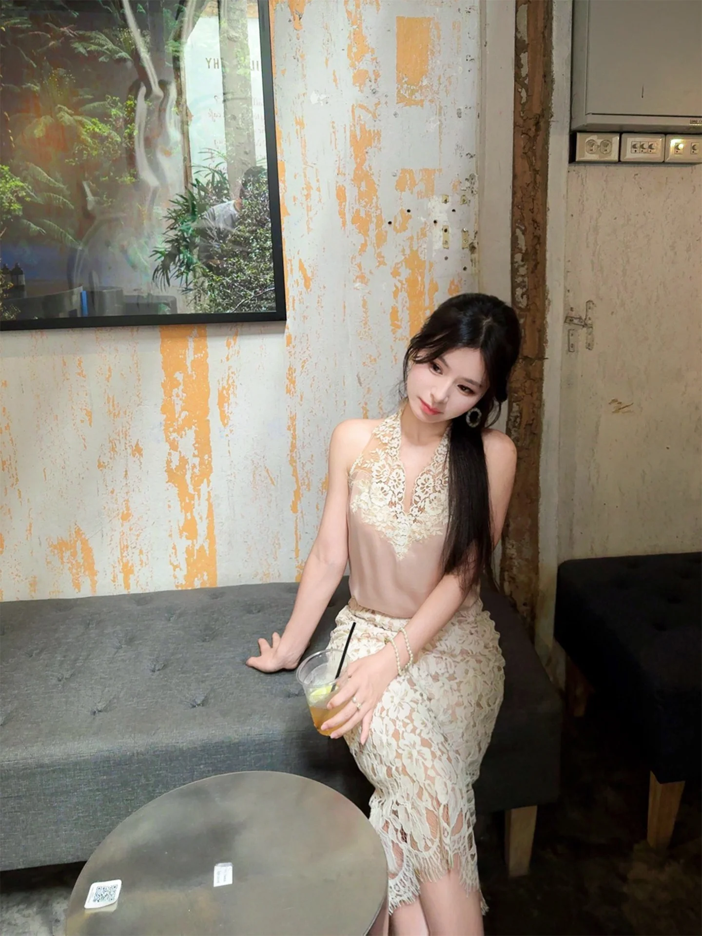 

Original Design Lace Halter Neck Shoulder Bared Top Double Sided Acetate Velvet V Neck French Style Straight Cut Summer Fashi...