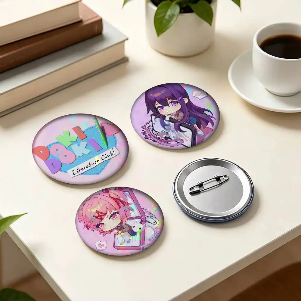 Image of Game Creative Pins Lustige runde Snap-in-Brosche, Abzeichen, Rucksack, Hut, Accessoires, Schmuck, Geschenke für Freunde, Doki Doki Literature Club