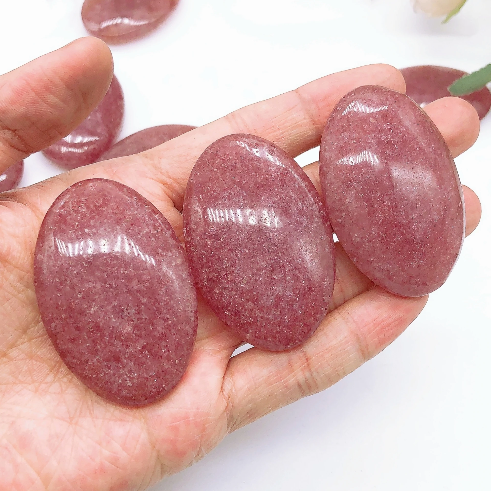 1PC Natural Pink Strawberry Quartz Palm Stone Crystal Tumbled Stones Energy Reiki Quartz Hot Compress message tool Home Decor