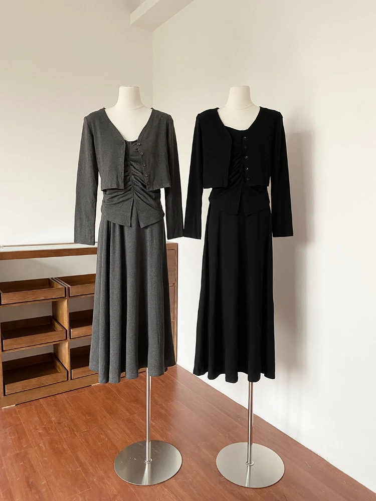 

Весенний комплект 2026: однотонный кардиган с длинными рукавами + дизайнерский плиссированный топ + юбка с высокой талией (три предмета)