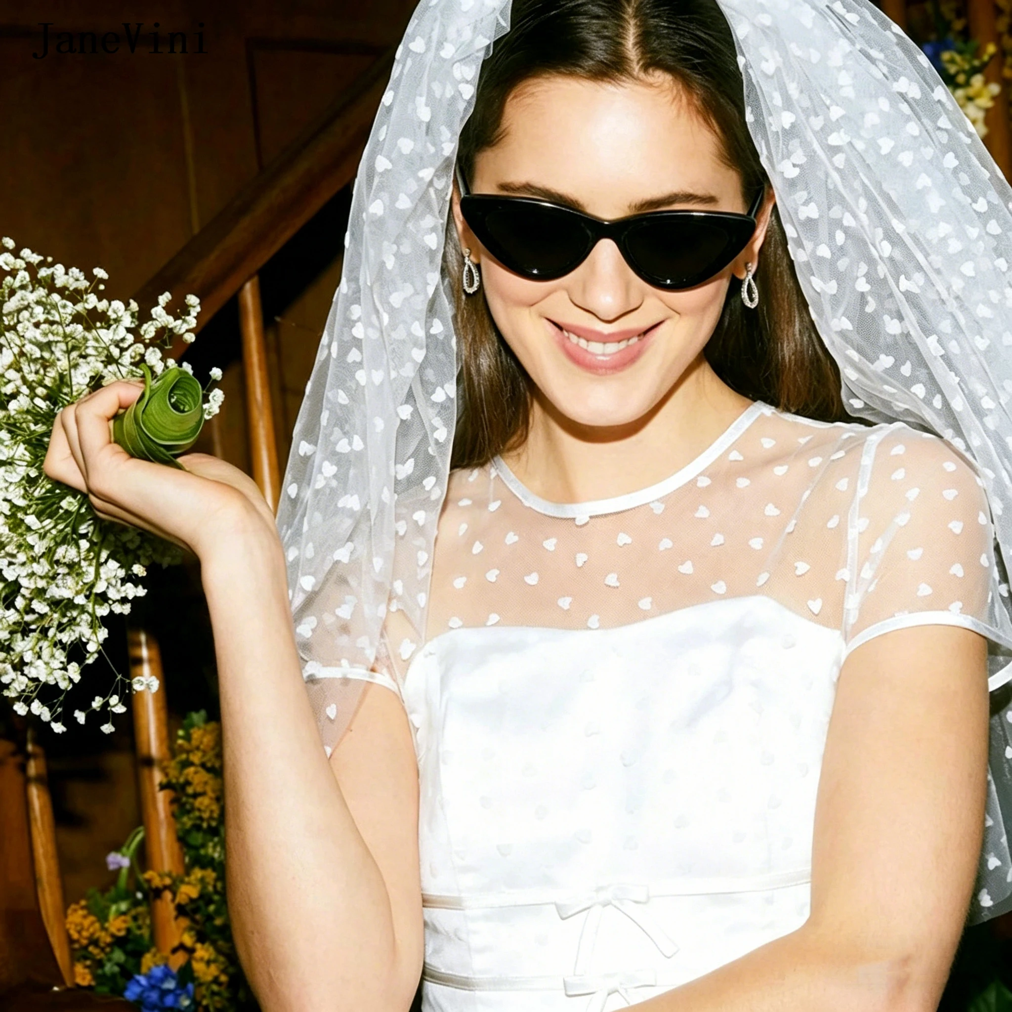 

Свадебные фаты JaneVini с романтическим узором в виде сердечек и гребнем, короткие свадебные фаты цвета экрю, однослойные, головной убор для невесты, свадебные аксессуары