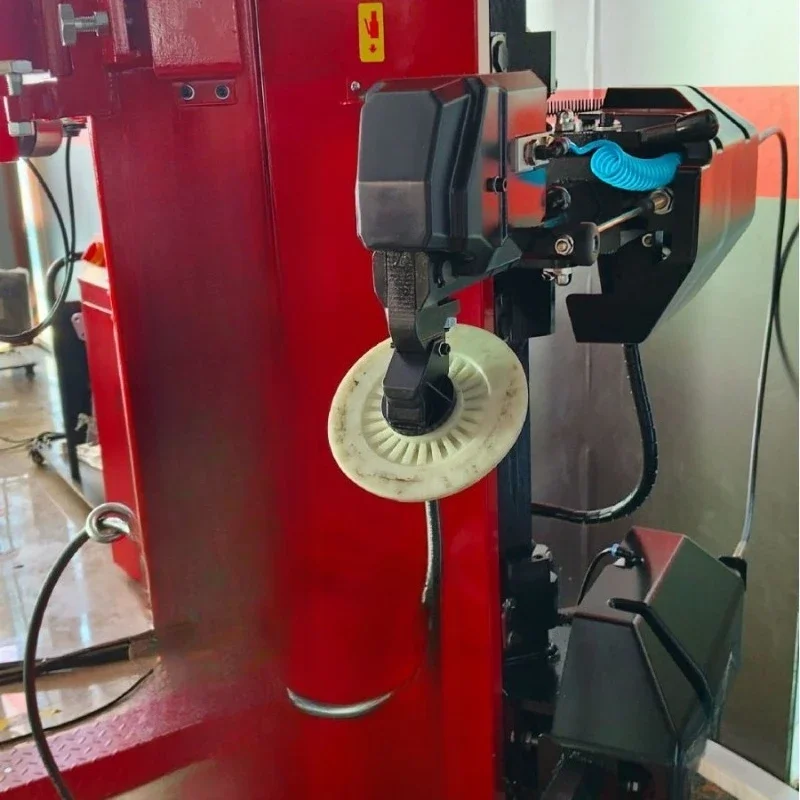 High-end tire disassembly and assembly machine, pry-free device, tire disassembly and assembly machine