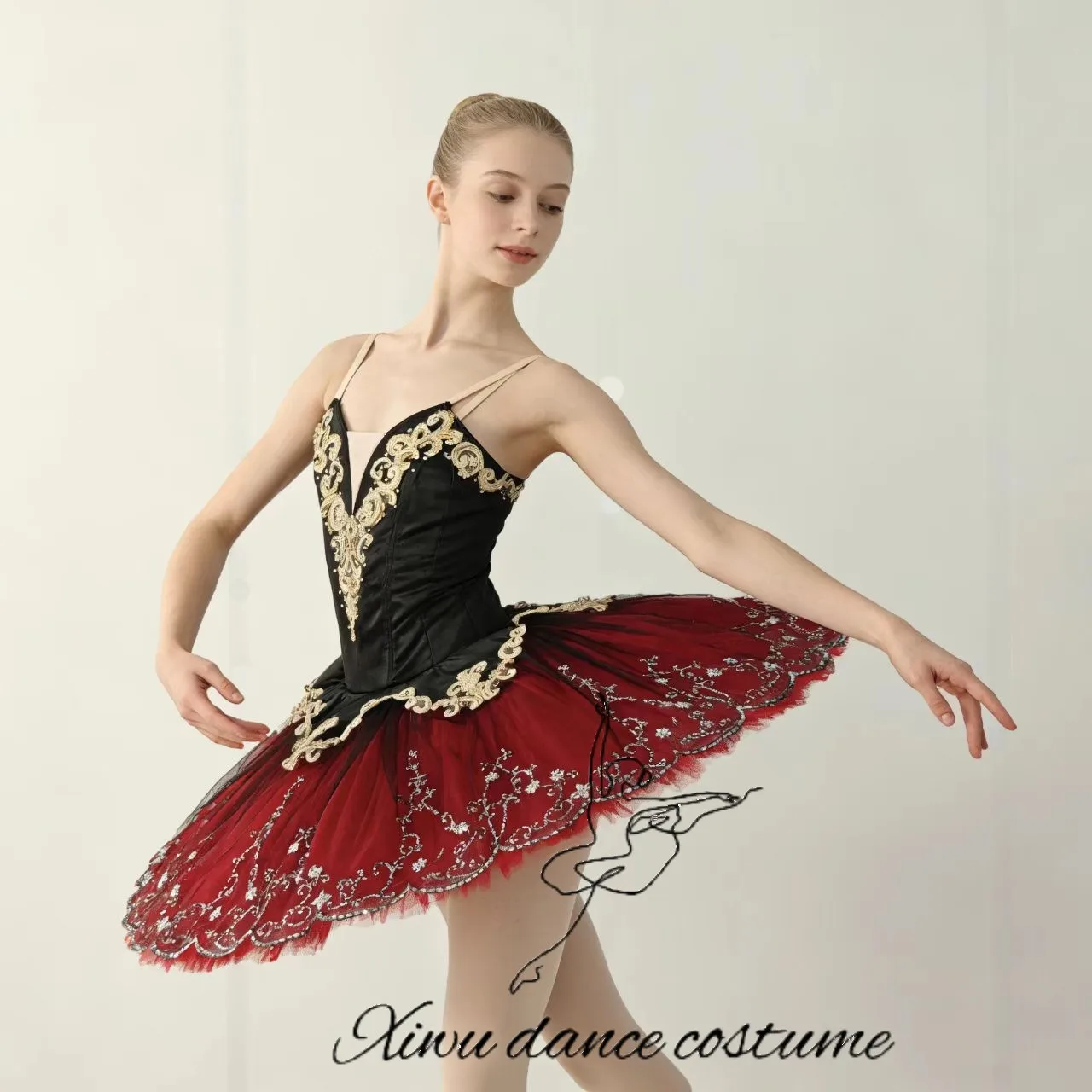 

Черно-красное испанское профессиональное балетное туту с золотой вышивкой