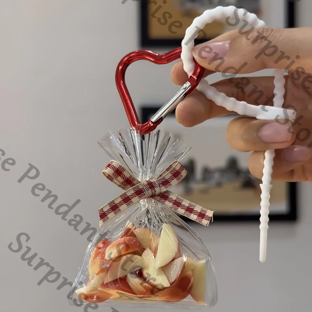 Anime Liebe und Deepspace Caleb Cosplay Cartoon Roter Apfel Hängender Tropfen Ornament Student Anhänger Schlüsselanhänger Schlüsselanhänger Maskottchen Fans Geschenk