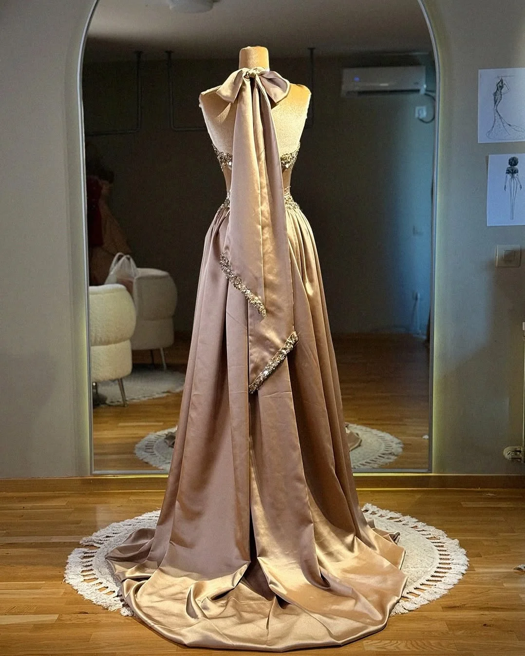 Abiti da sera con perline scintillanti e brillanti Abito da cerimonia nuziale con scollo all'americana in stile fiocco senza schienale in raso con linea ad A