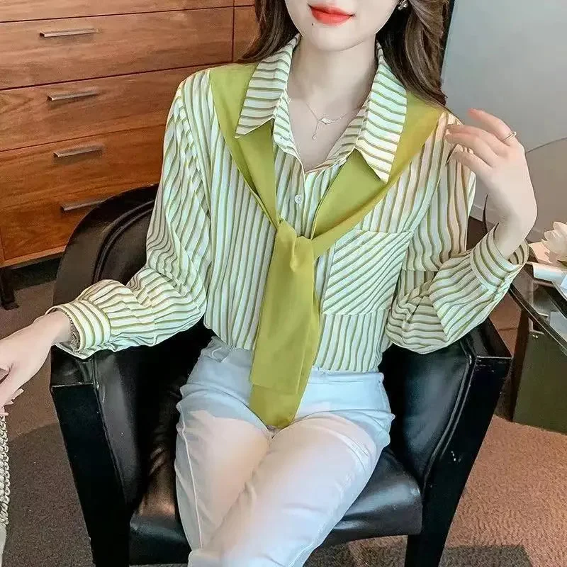 Frühlings-Langarm-Oberteil, einzigartiges gestreiftes Schal-Hemd, das Damen-Hemd mit halben Ärmeln und modischem Western-Stil trägt, lockeres kleines Hemd
