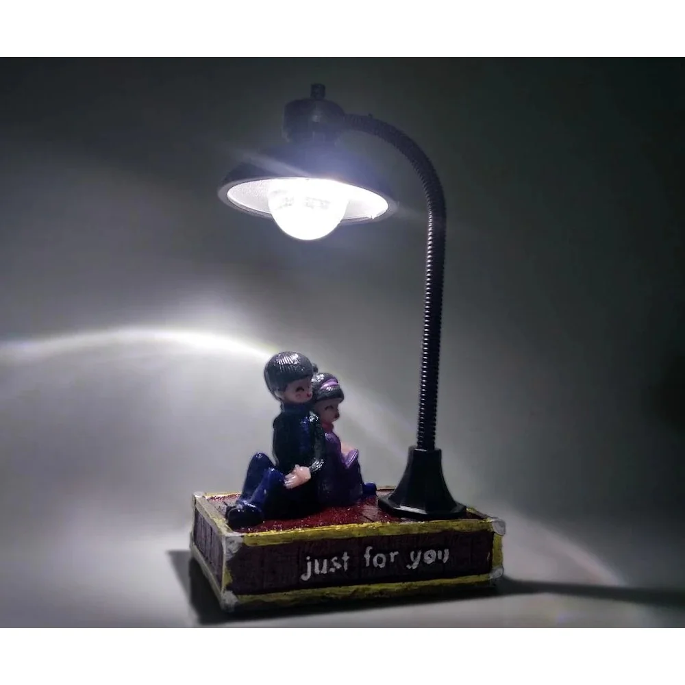 Dear gingillo seduto sotto il vero lampione a Led