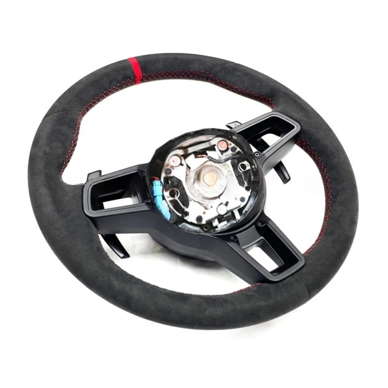 Ultra-comfortable carbon fiber steering wheel, smooth grip, sweat absorption and non-slip, precise control