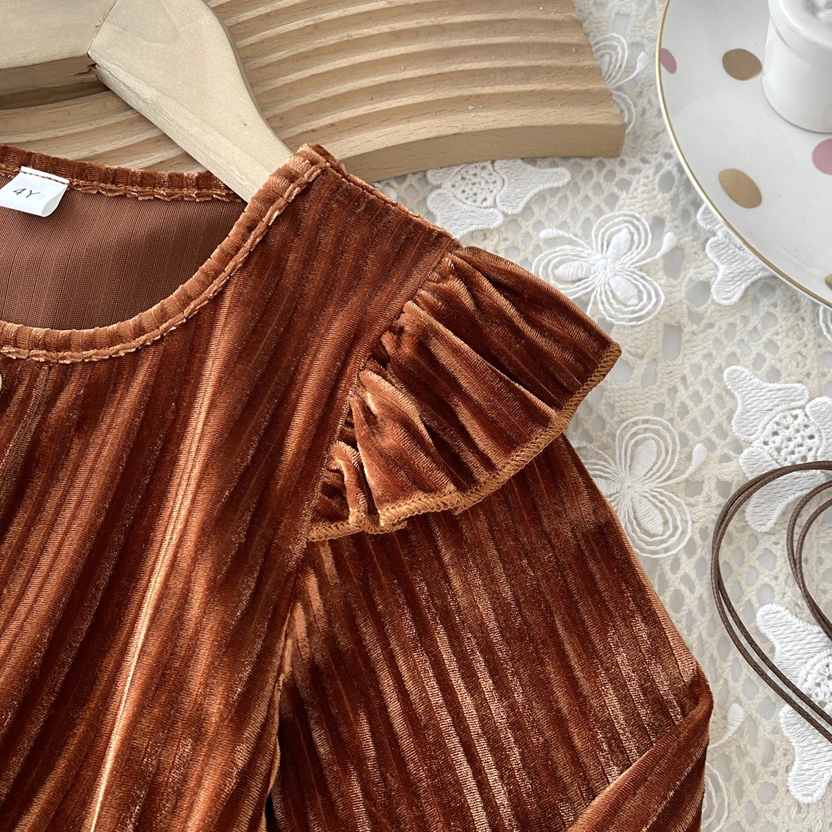 Humor Bear Herbstmode Retro-Prinzessinnenkleid mit kleinen Flügelärmeln, Tailliertes Kleid mit Lotusblattärmeln, Einfarbiges Samtkleid – Detail 5