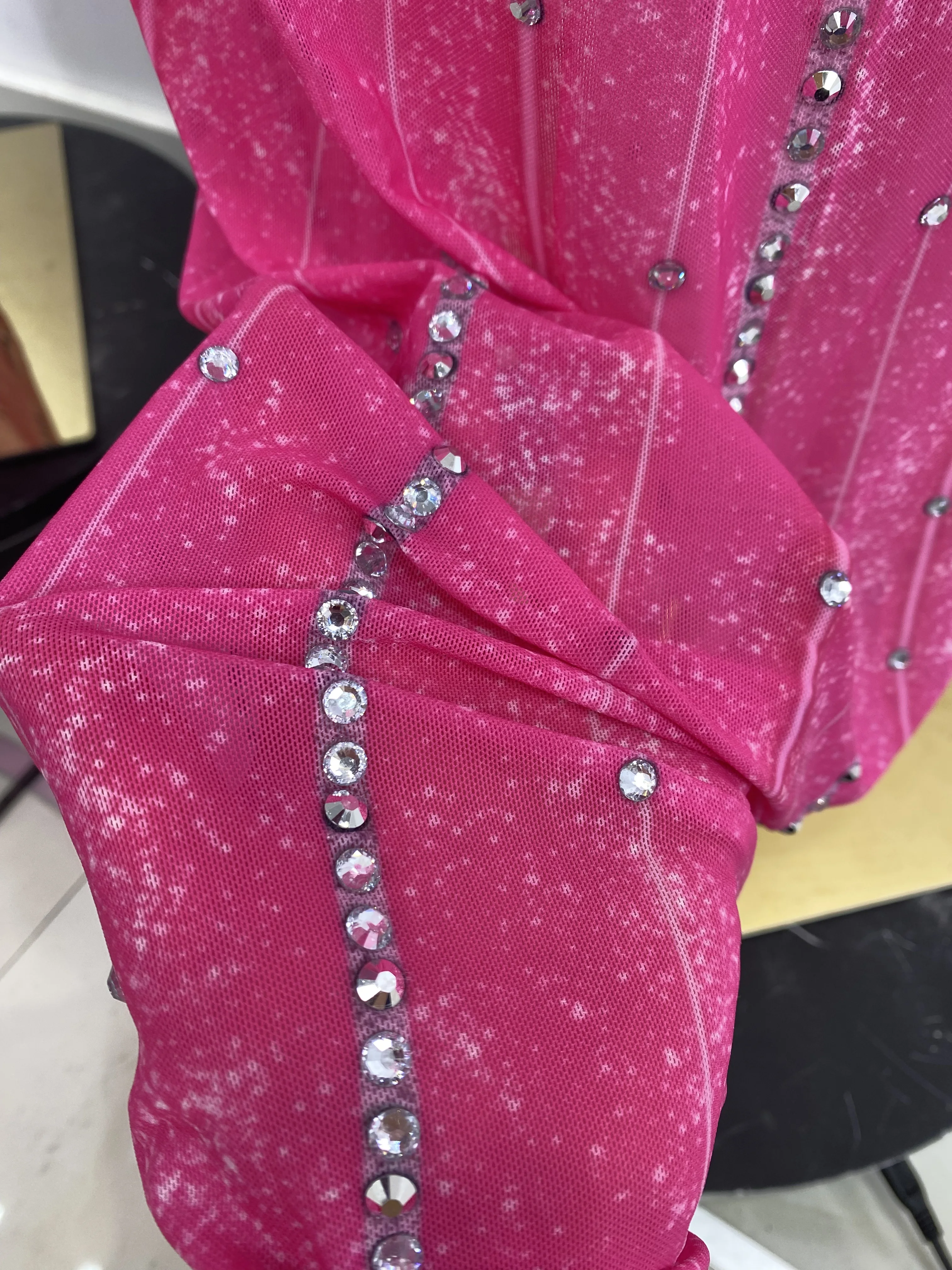 여성용 럭셔리 핑크 라인스톤 메쉬 컷아웃 맥시 롱 스플릿 드레스 섹시 오픈 레그 생일 런웨이 셀럽 이브닝 클럽 파티 가운