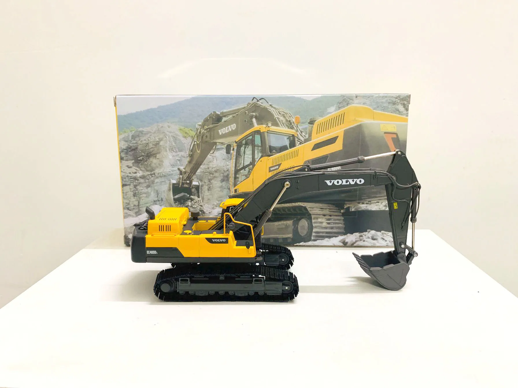 EC480D Crawler Excavator 1:50 Scale DieCast Collectible Model New in Box