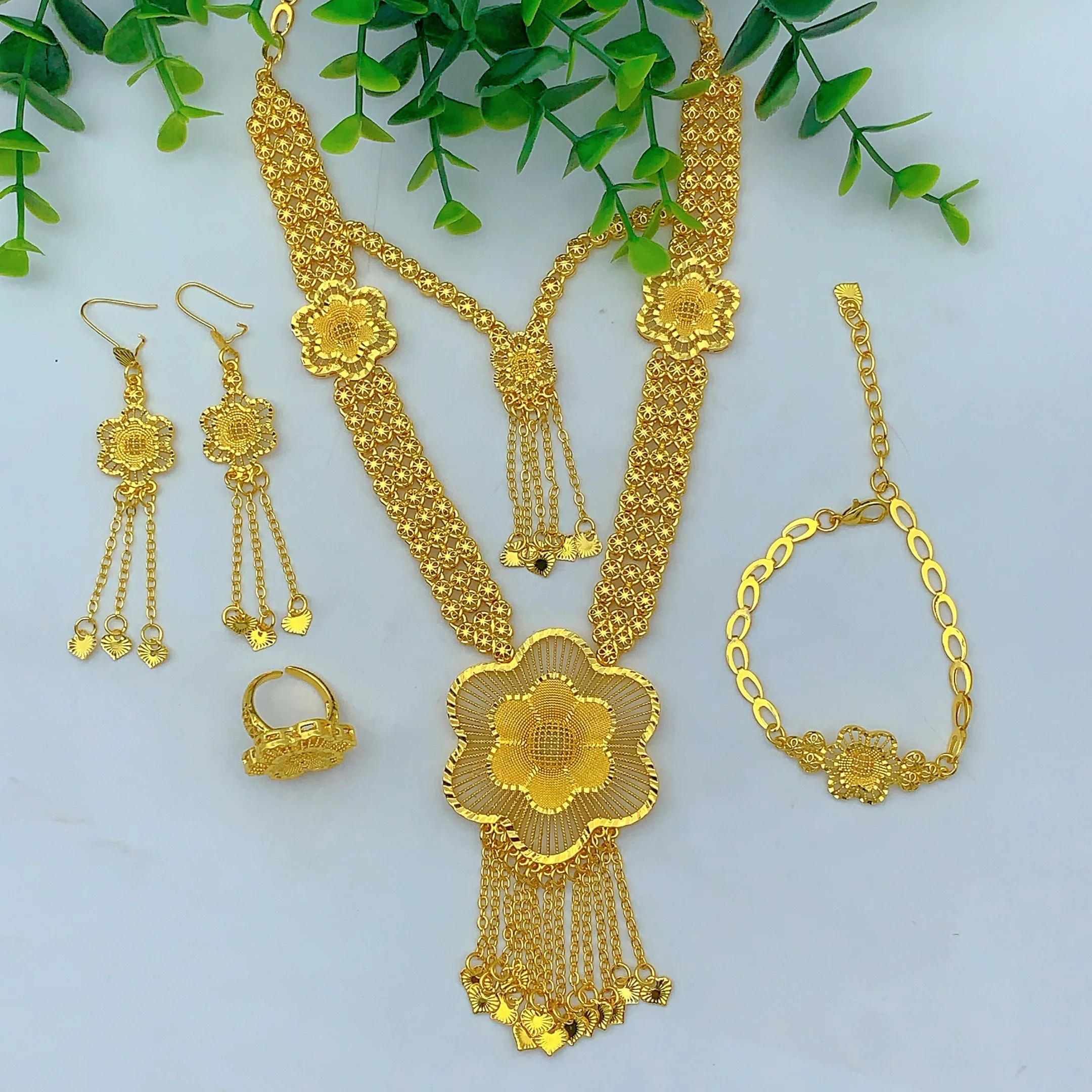 Italienisches 24K Goldfarbenes Schmuckset für Damen, Äthiopisches Dubai Blumen-Quasten-Halsketten-Armband-Ohrring-Ring-Set, Partygeschenk – Detail 3