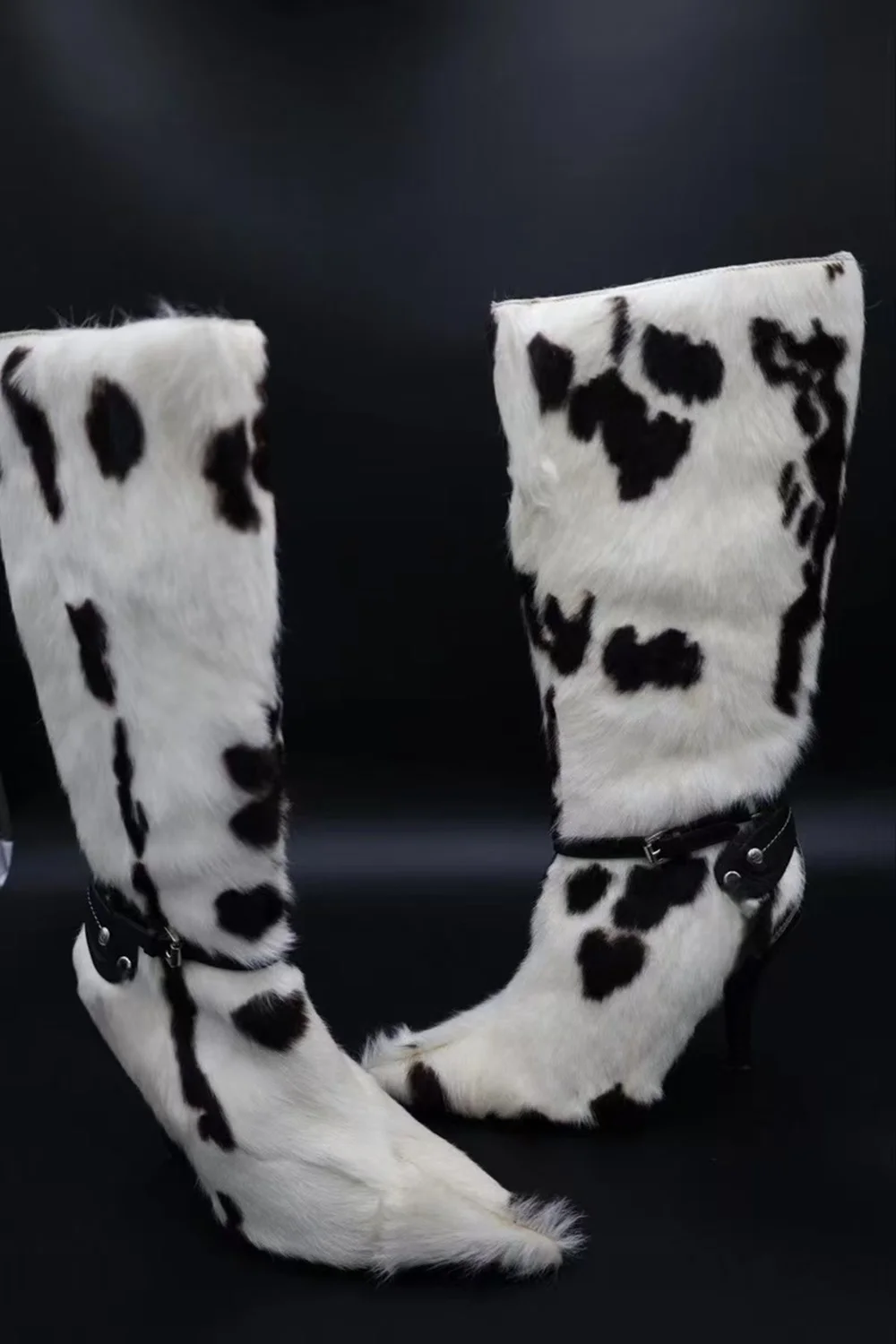

Edgy Fashion Black-White Print Knee-High Boots Retro Style Pointed Toe Stiletto Heel Leather Buckle Strap Detail Y2K-Inspired