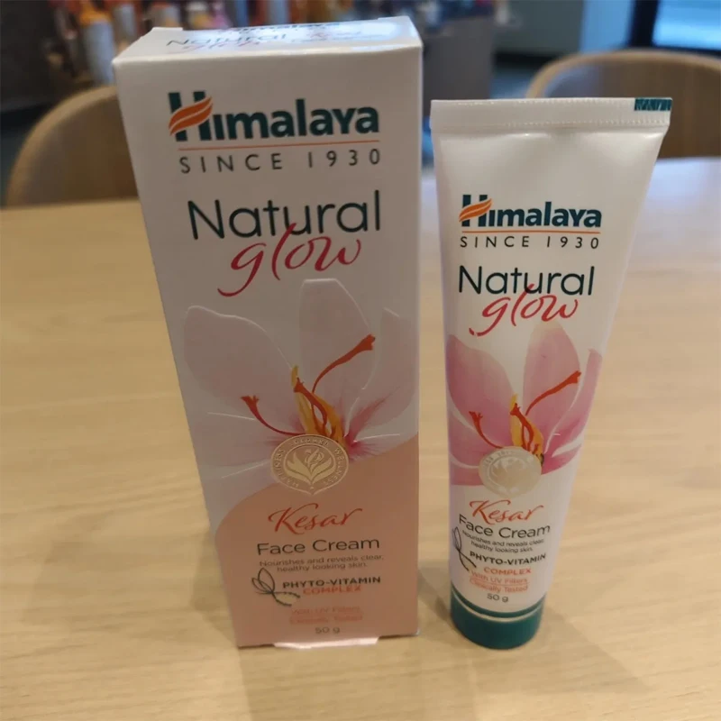 

Крем для лица Himalaya Natural Glow Kesar 50г/флакон: уменьшает следы от акне, темные пятна, питает, осветляет и придает сияние коже лица.