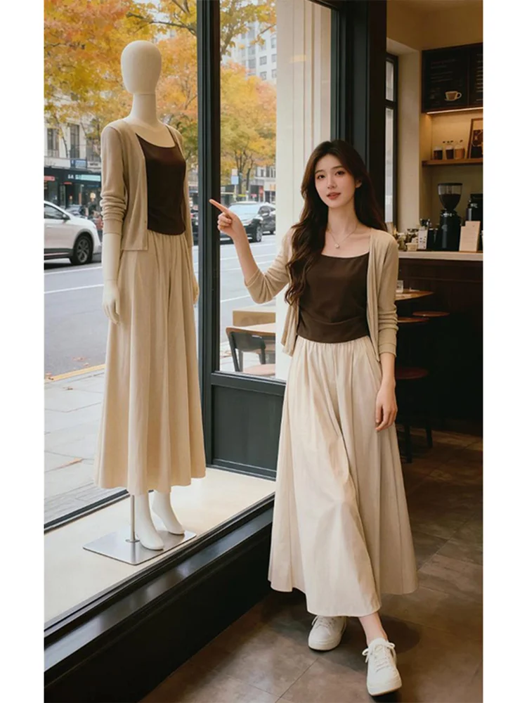 

Ретро-комплект в нежном повседневном стиле: новый летний женский комплект из трех предметов – кардиган на бретельках, юбка-миди и брюки с высокой талией.