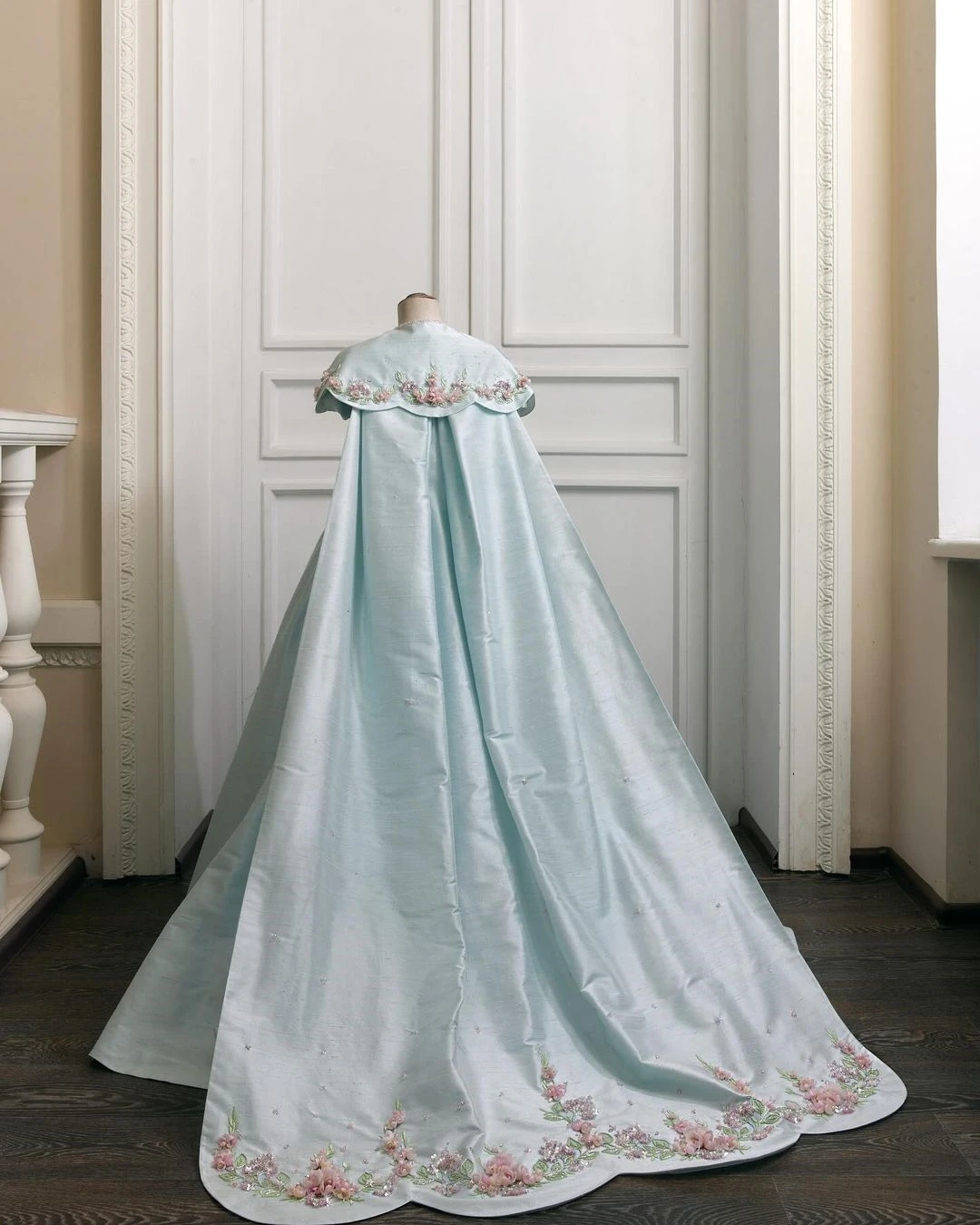 BABYONLINE مخصص بالتواصل ثوب مطرز كاب كريستال المحدبة كامل الساتان الطابق طول تنورة الكرة ثوب حفل اللباس