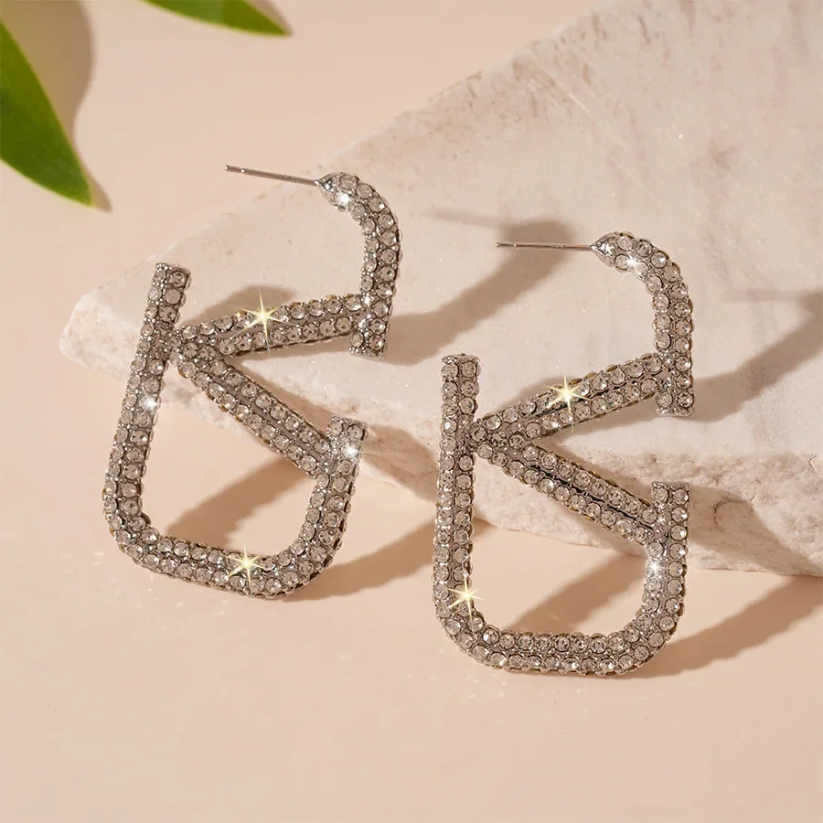 Pendientes elegantes de plata con aguja y letra V, aretes geométricos con diamantes incrustados, sencillos y exquisitos, de alta gama