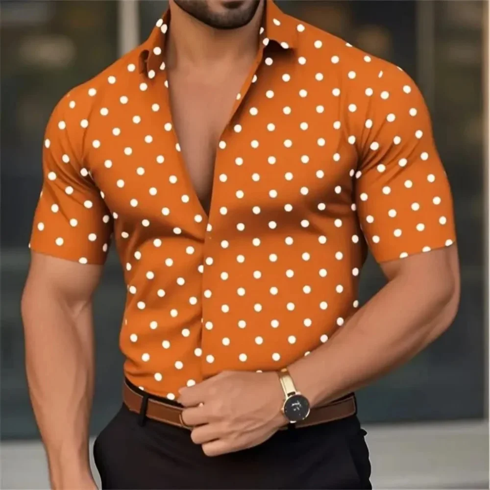 Nuova camicia da uomo con risvolto a pois a maniche corte abbottonata, un stile casual alla moda di strada all'aperto, traspirante e confortevole, s