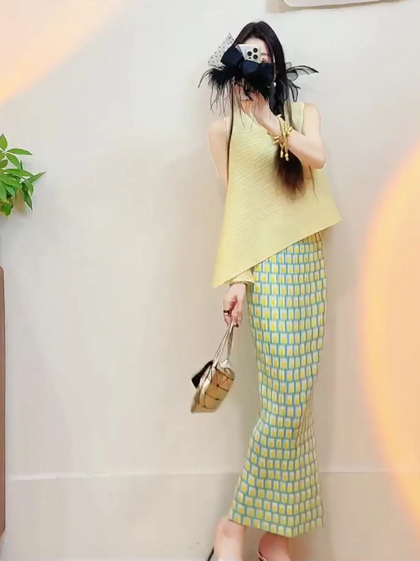 

Трехцветный летний комплект против старения кожи: флуоресцентный желтый топ без рукавов и зеленая плиссированная юбка. Повседневный стиль, дышащий материал.