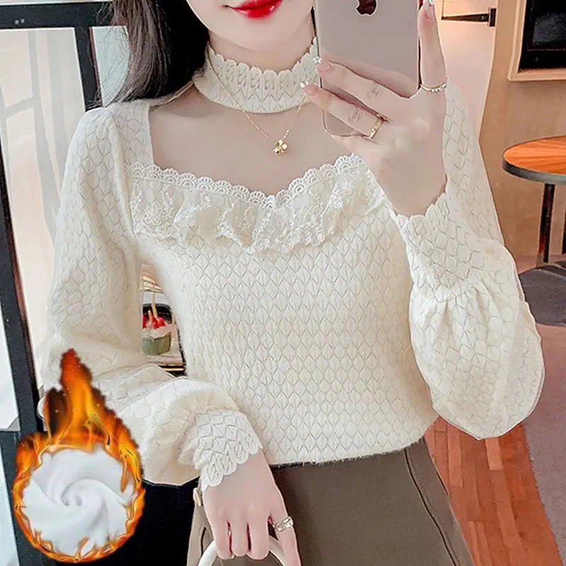 Camisa de encaje empalmado de malla de medio cuello alto con nuevos pendientes de madera engrosados de terciopelo Otoño Invierno