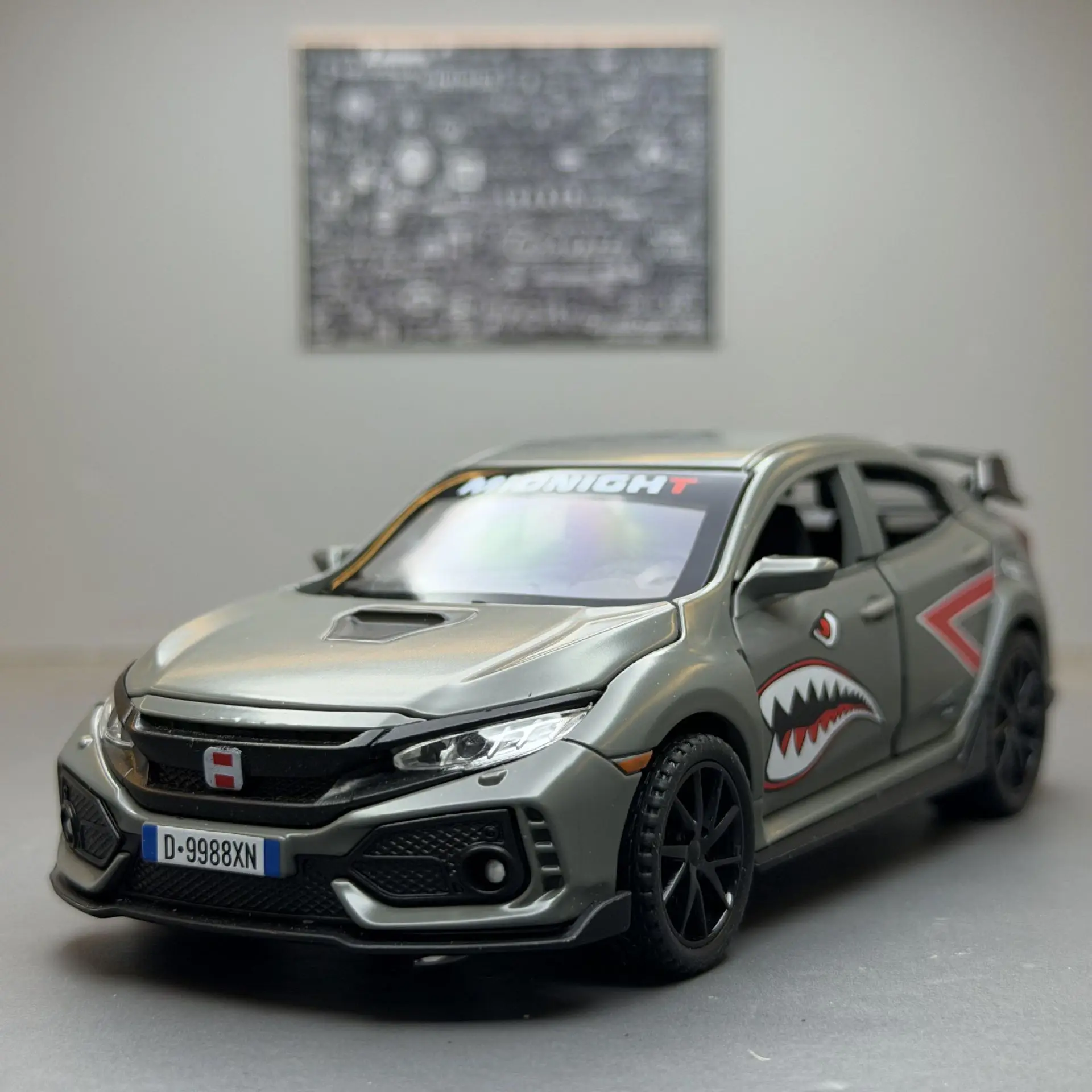 

Alloy Car Model 1:32 Limited Edition TYPER Electroplated Version Car with Sound and Light Toy Car Model Ornament