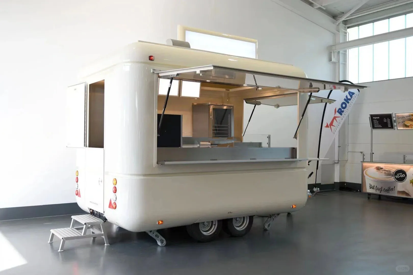 شاحنة طعام سوداء حديثة مع لوحة قائمة LED، مثالية لعلامات القهوة والآيس كريم والوجبات السريعة