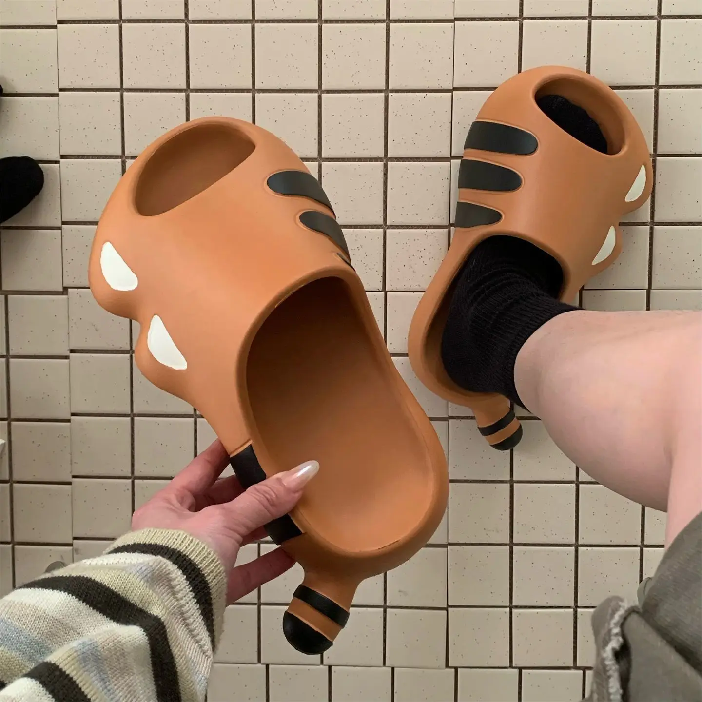 

Новые дизайнерские шлепанцы 2026 года с тигровым принтом и хвостом, женские уличные водонепроницаемые пляжные туфли, садовые сабо из ЭВА