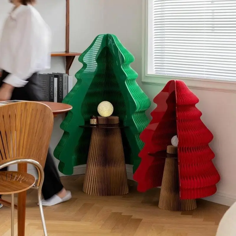 The heart of the tree shines for a warm Christmas tree, a central hollowed-out niche gift display stand, and a floor-standing