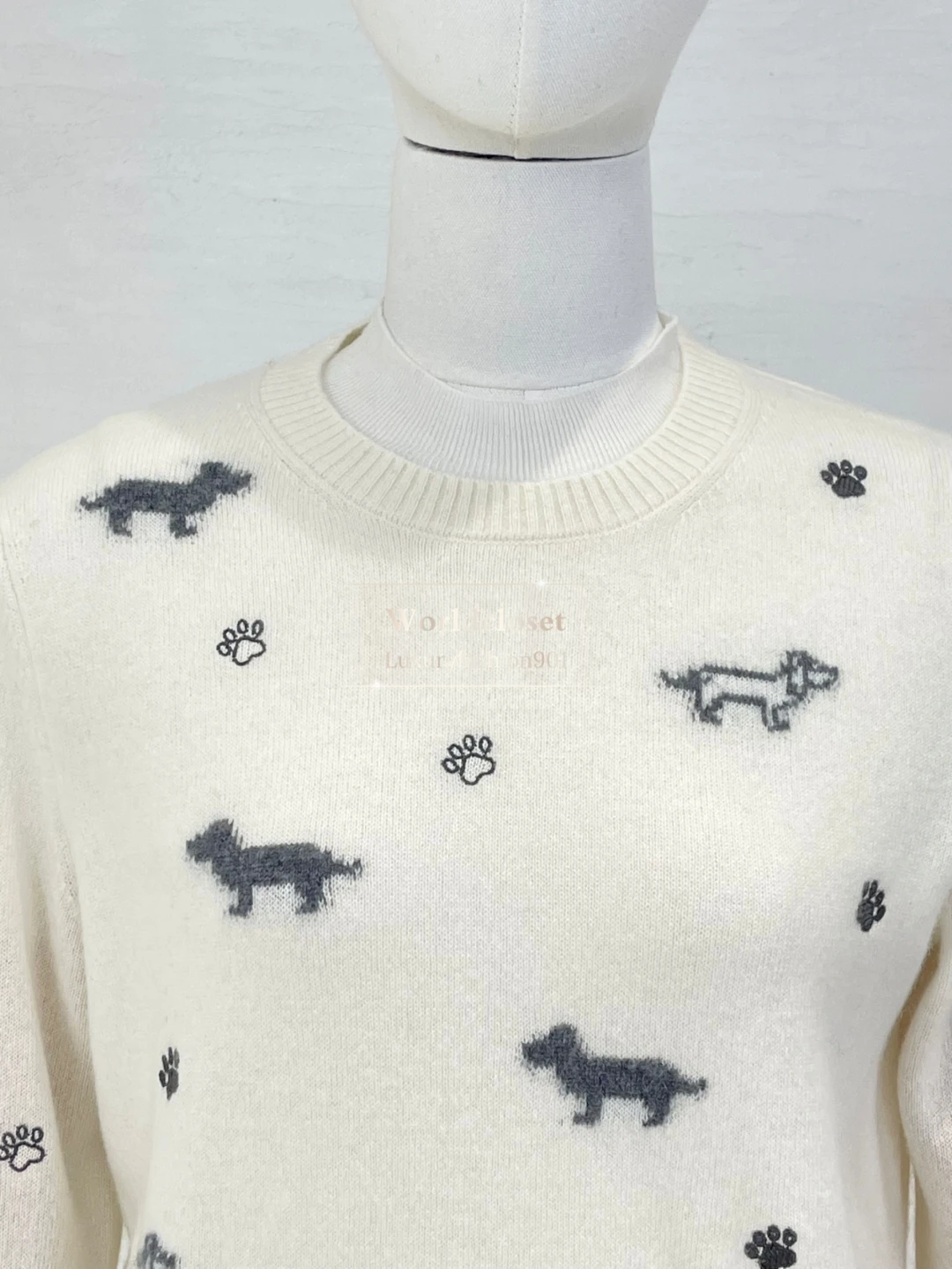 2025年新作 ホワイト 長袖 パピー柄 セーター プルオーバー トップス