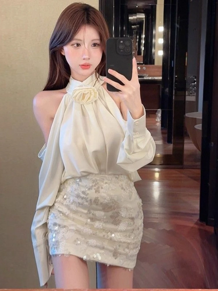 

Весенний комплект в новом французском стиле: блузка с объемными цветами и открытыми плечами, длинными рукавами + короткая юбка с пайетками и высокой талией.