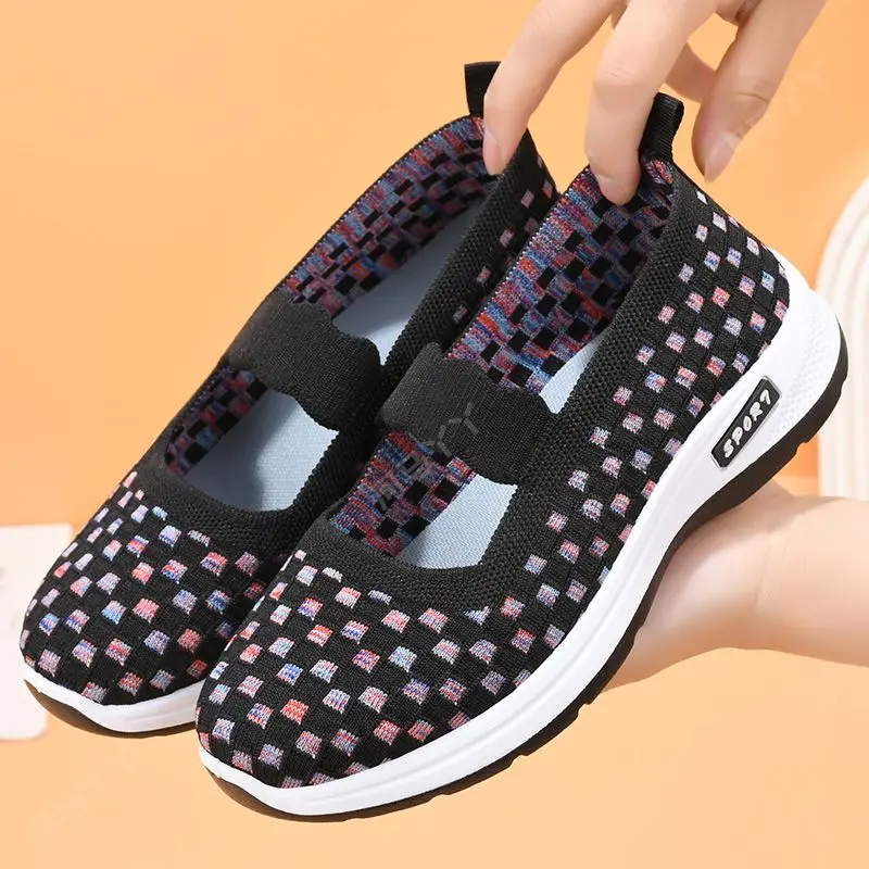 New Breathable Mother's Shoes In Summer Light Soft Soled Sports Walking Shoes One Foot Net Shoes Anti Slip Women's Shoes
