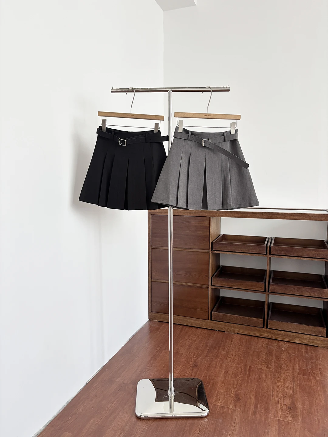 

Корейская плиссированная юбка в студенческом стиле для женщин, с высокой талией, утягивающая, не просвечивающая, короткая, с поясом, летняя новинка