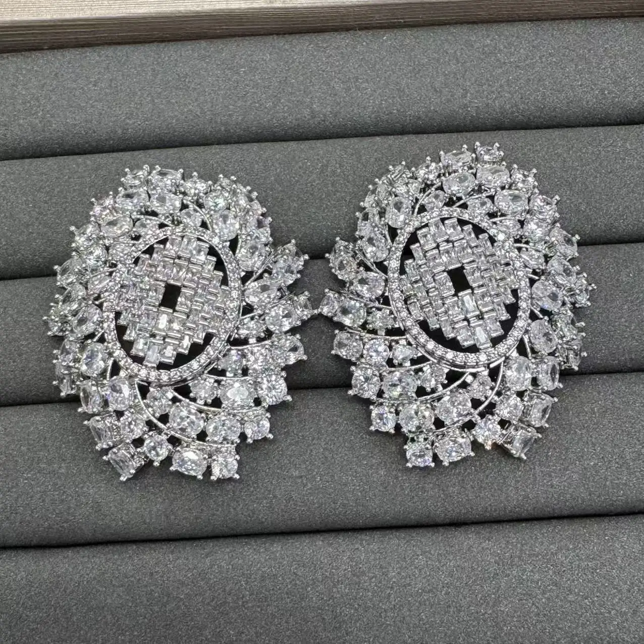 pendientes-grandes-de-circonia-cubica-brillante-para-mujer-joyeria-de-diseno-circonia-blanca-naranja-y-azul-forma-ovalada