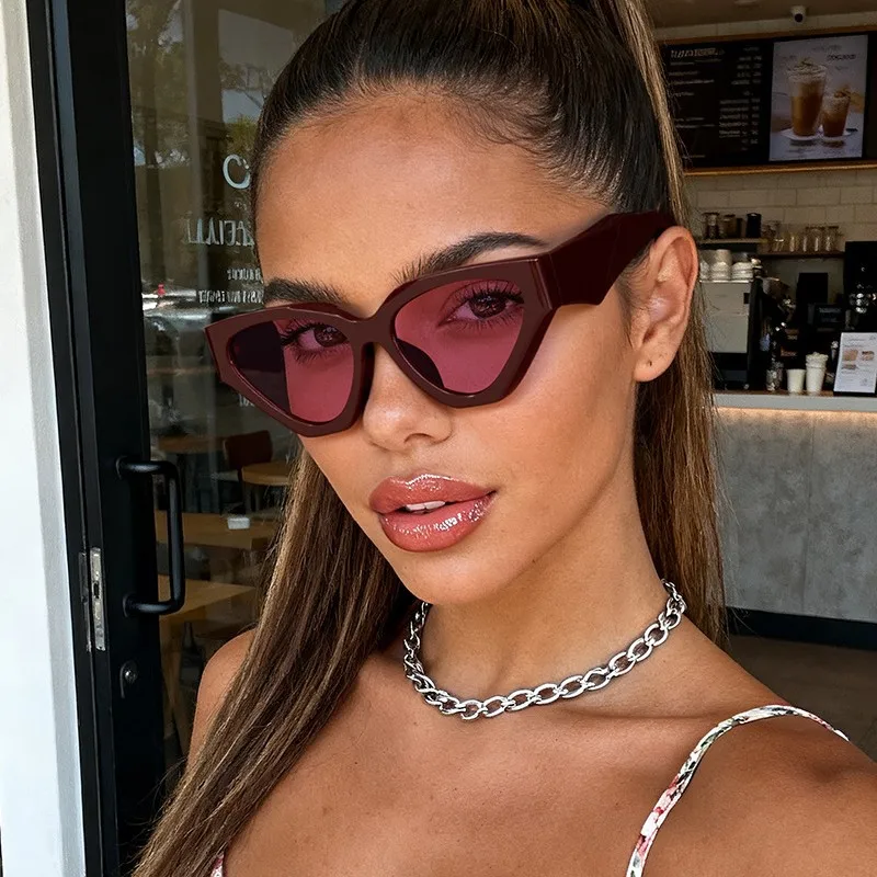 Gafas de sol con montura triangular irregular y diseño de ojo de gato. Gafas de sol de estilo retro, muy populares entre las influenceras y utilizadas para la fotografía callejera, con protección UV.