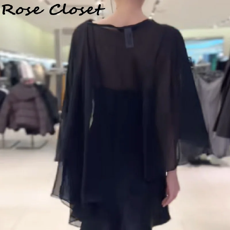 Elegancka satynowa sukienka mini z efektem warstw, dekolt w serek, regulowane ramiączka spaghetti, rozcięcie, prześwitująca, zwiewna, nowość 2025, sukienki damskie z efektem prześwitu.