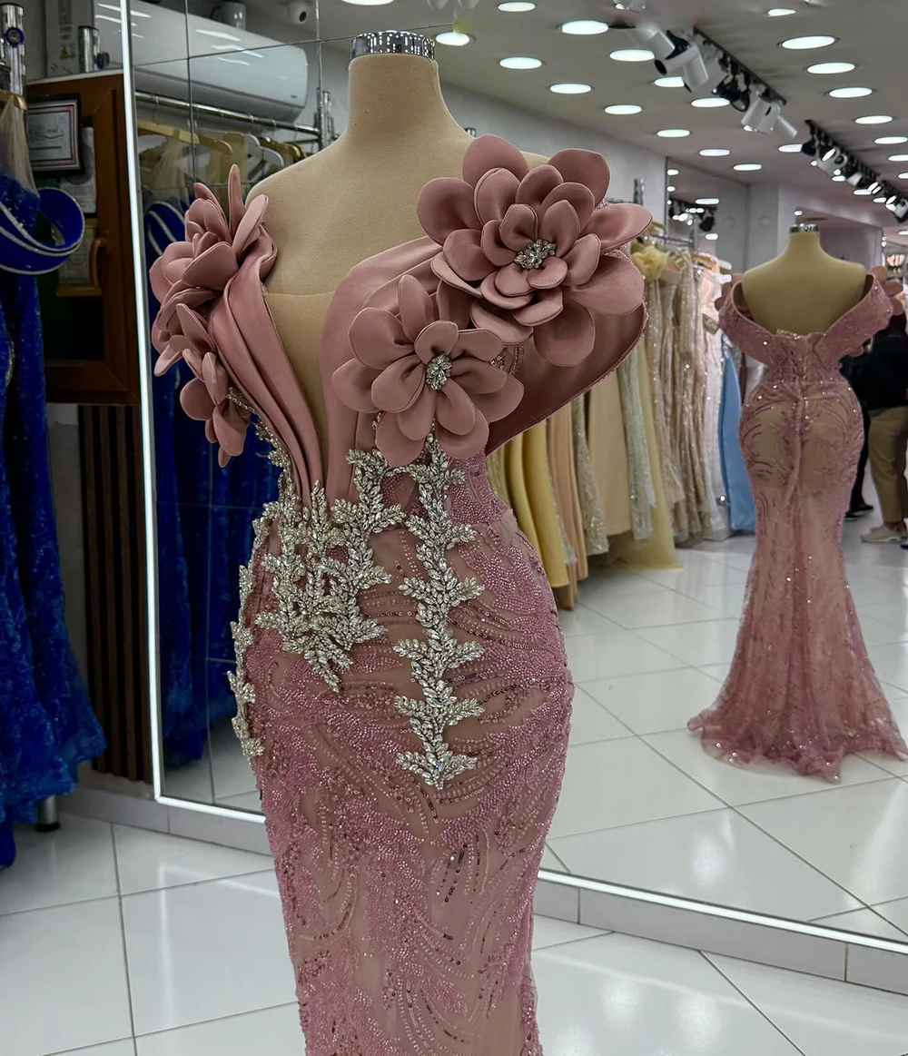 カスタマイズされたピンクの重いビーズ装飾のイブニングドレス、ドバイの手作りの花とクリスタルのプロムイベントパーティーガウン