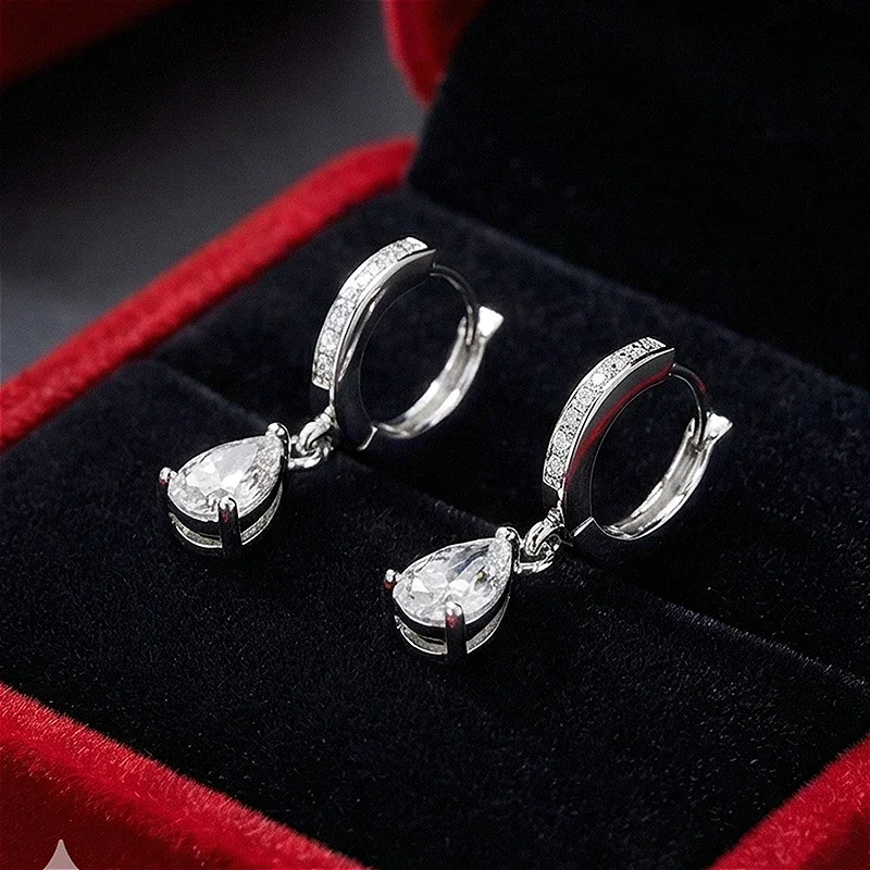 

1pair 0.5 Carat Drop-shaped Synthetic Moissanite Earrings, Dazzling and Charming, Simple Yet Exquisite.