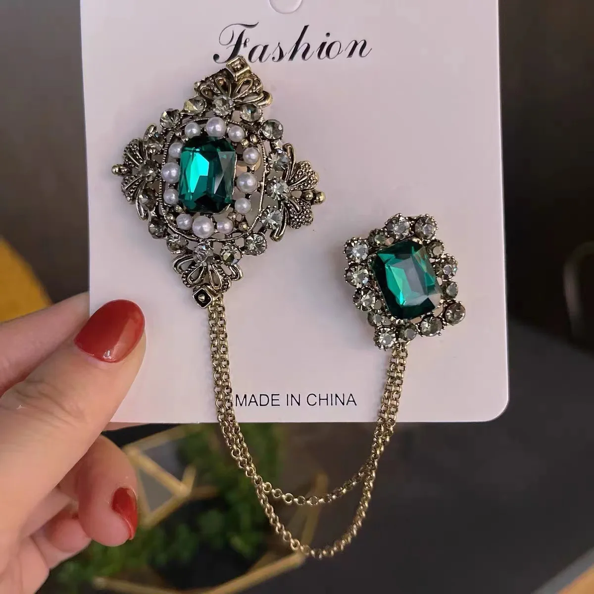 Courtly Baroque Temperament Rhinestone Brooches for Women Luxury Green Crystal Set Tassel Chain Design Lapel Pin Vintage Jewelry