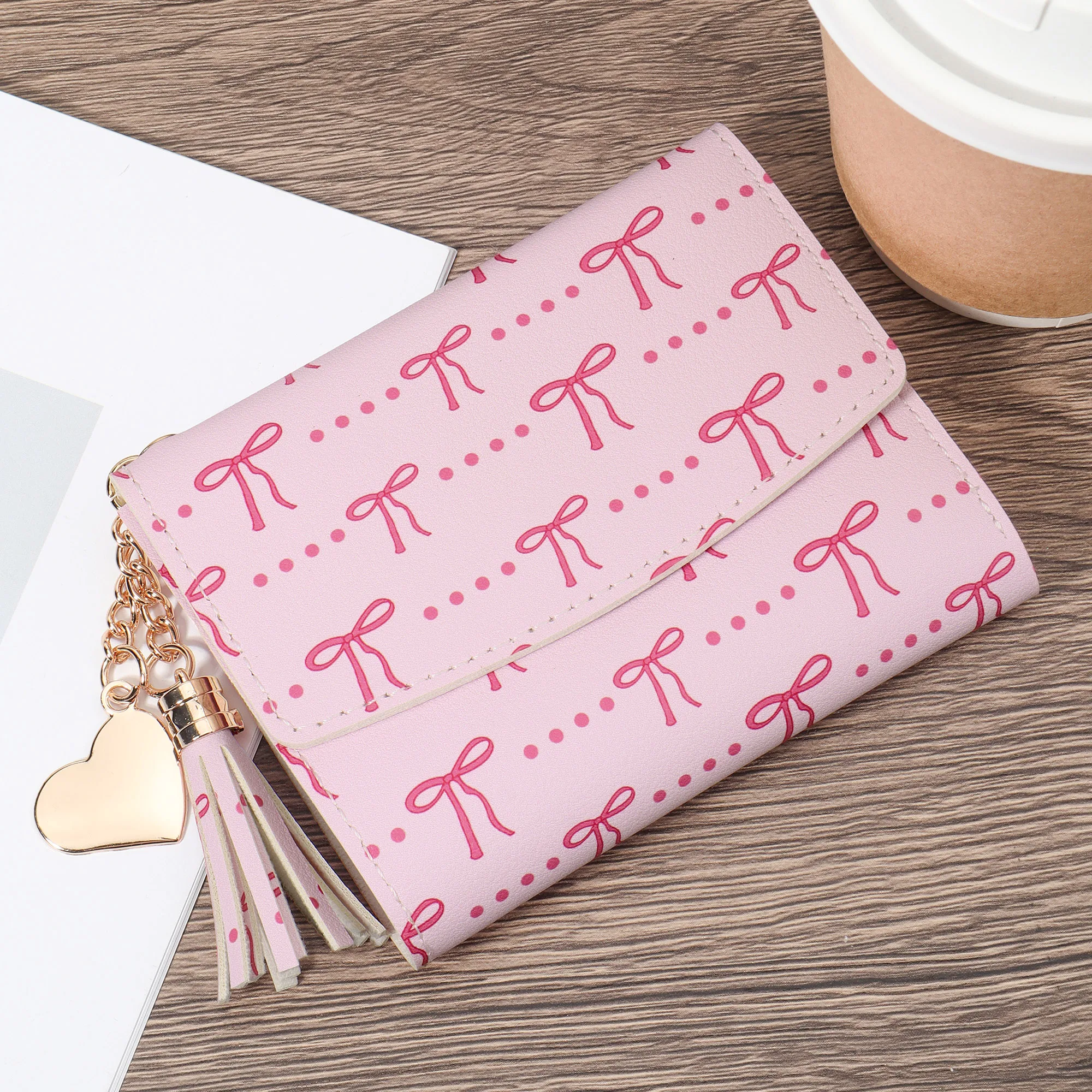 محفظة صغيرة عصرية على شكل قلب وشرابة مزينة بجيب للعملات المعدنية ومحفظة صغيرة بثلاثة أضعاف للنساء، بفيونكة نسائية