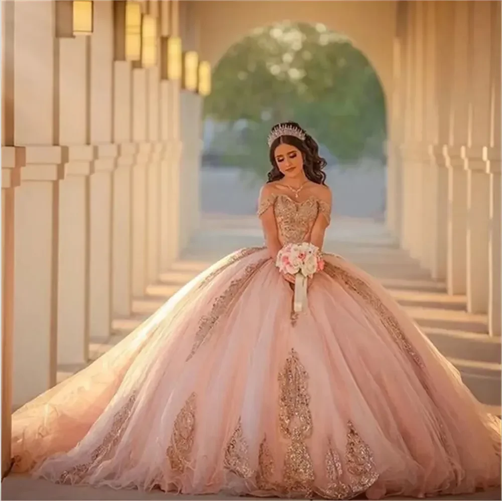 فساتين ANGELSBRIDEP اللامعة باللون الوردي أحمر الخدود Quinceanera الفاخرة من الدانتيل على شكل زهرة ذهبية مكشوفة الكتفين من Vestidos De 15 Anos لحفلات أعياد الميلاد #1