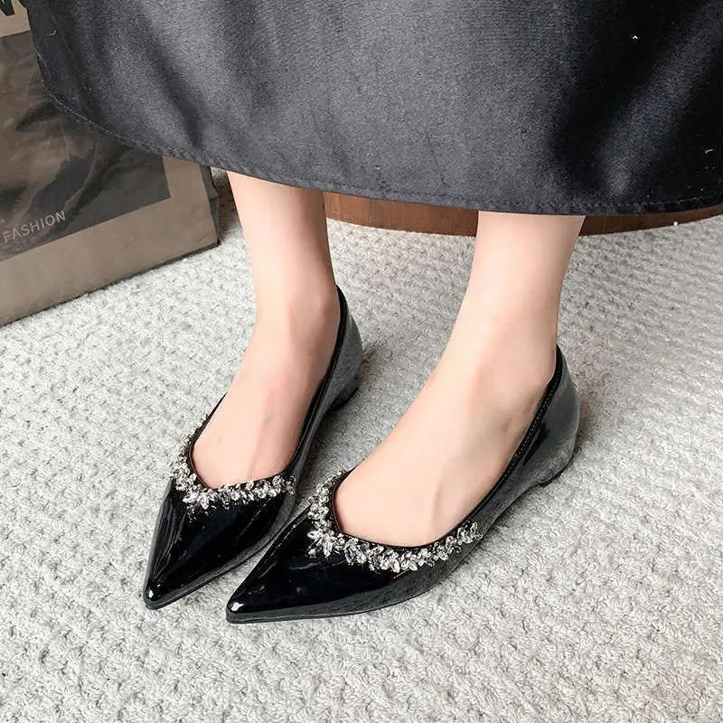 

Новые женские туфли-лодочки 2026 года из лакированной кожи с острым носком, низким вырезом, стразами, элегантные, телесного цвета, на мягкой подошве