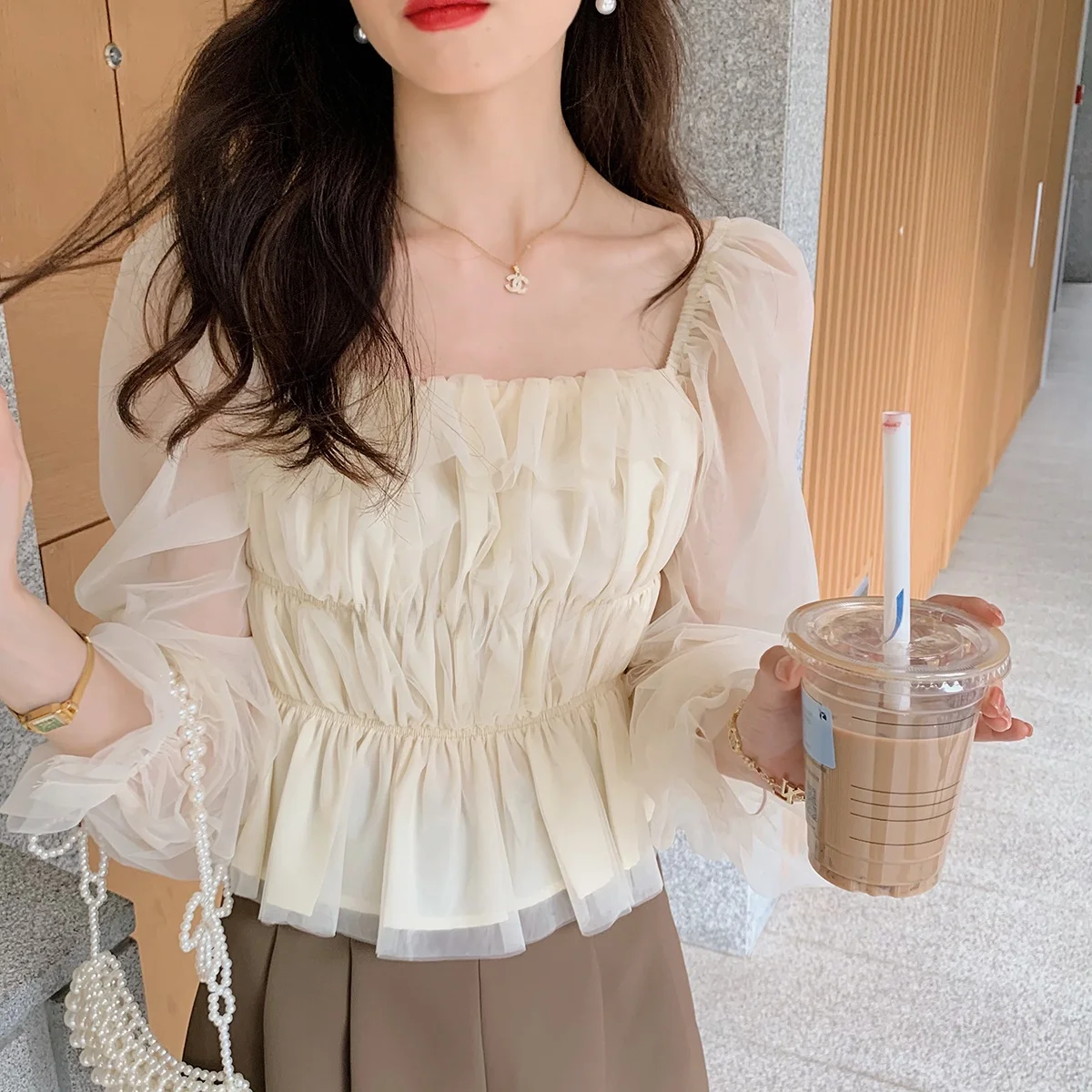 

Новая модель: Винтажный шифоновый топ Anli Fairy Aosphere с квадратным вырезом, кружевными длинными рукавами и нежным дизайном. Коллекция Spring.